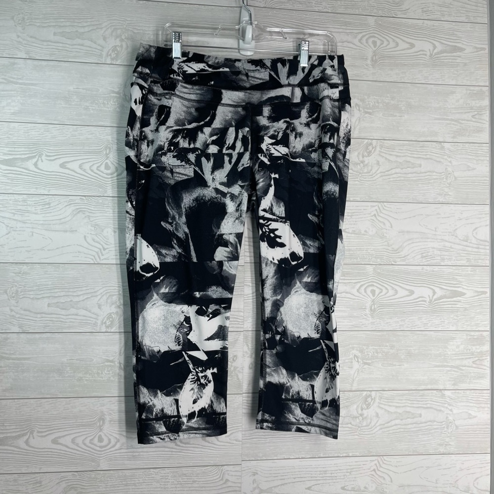 Lucky Black & White Abstract Studio Hatha Capri View 4
